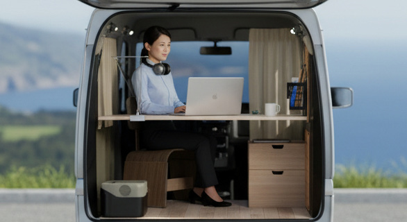 車内でノートPCを使って作業する様子