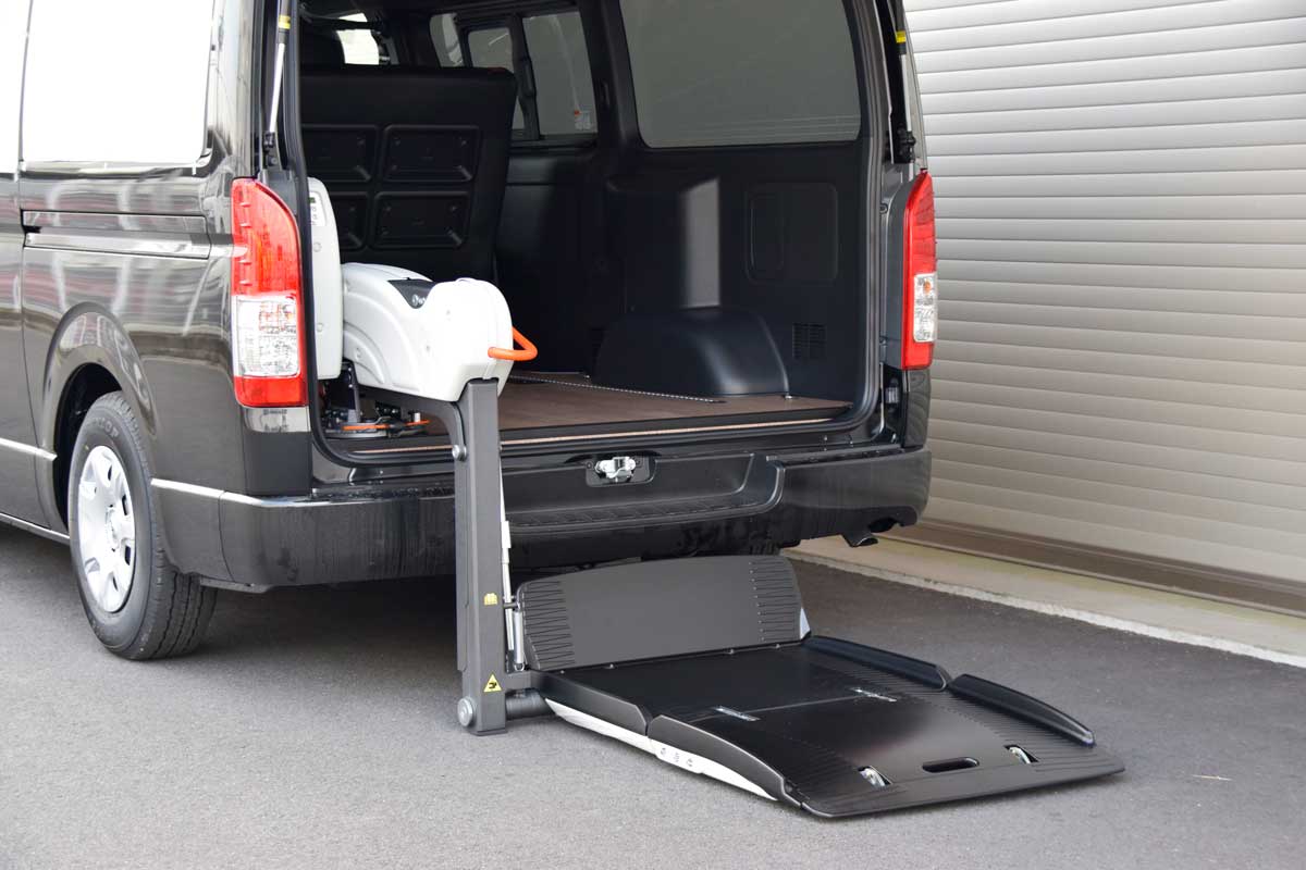 使用品目：電動車椅子 ハイエースバンから取り外したリフトです。